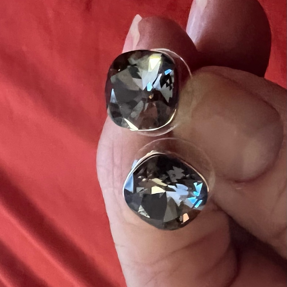 Stud earrings - Picture 2 of 3